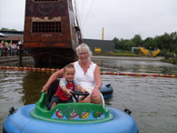 Wij gaan pappa zn bootje rammen